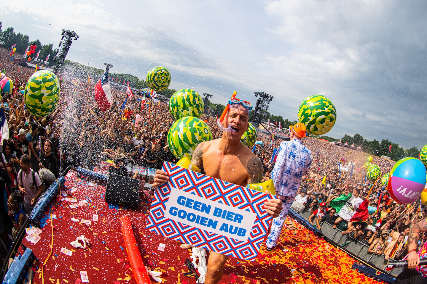 On stage during POWER HOUR in Holland theme Qdance